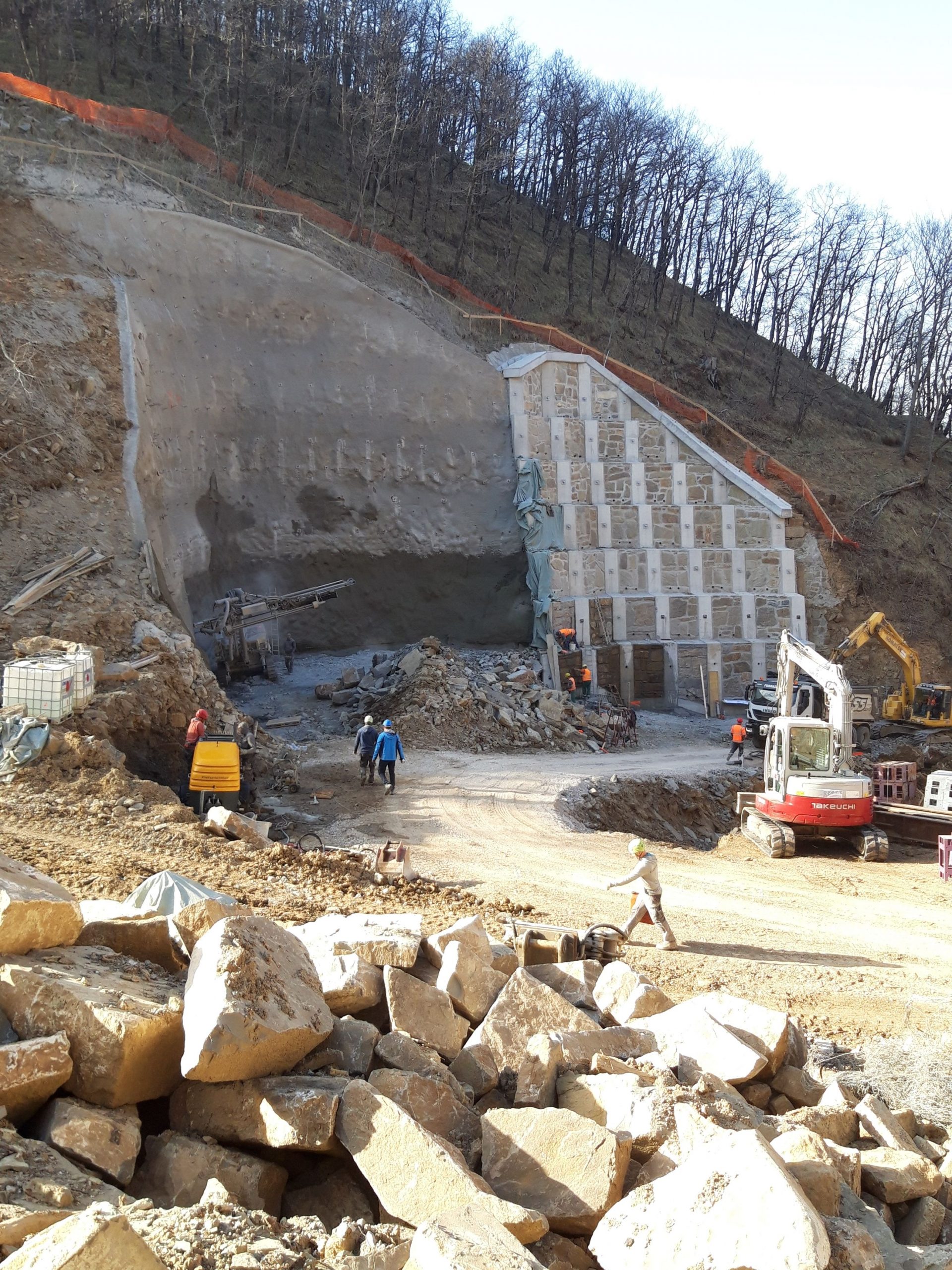 Aktivno gradbišče z gradbeno mehanizacijo